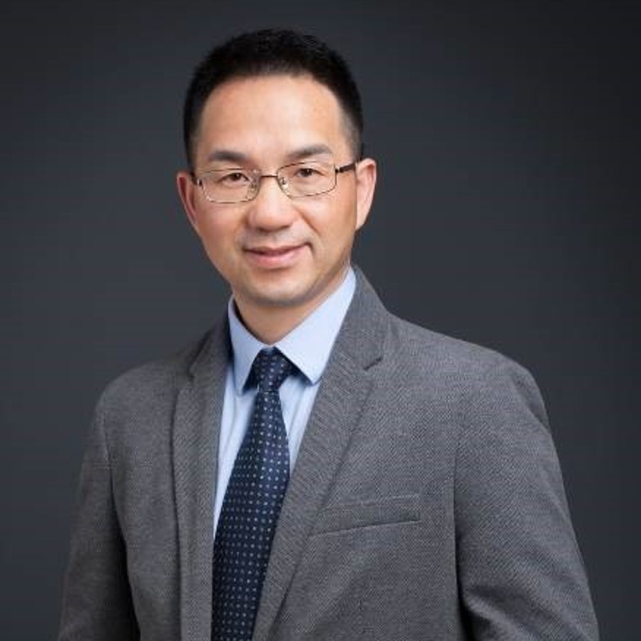 三十八岁左右男性顾问头像，穿浅色衬衫，戴眼镜，面带微笑，背景简约