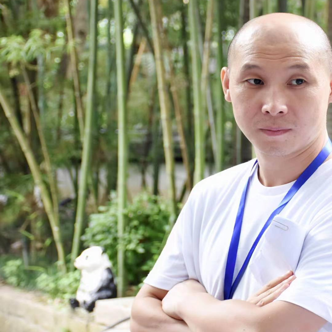 四十五岁左右女性高管头像，穿职业套装，面带微笑，眼神坚定，背景商务环境